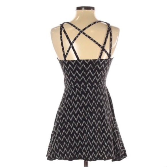 Women’s black and zig-zag pattered dress in small - Picture 2 of 9